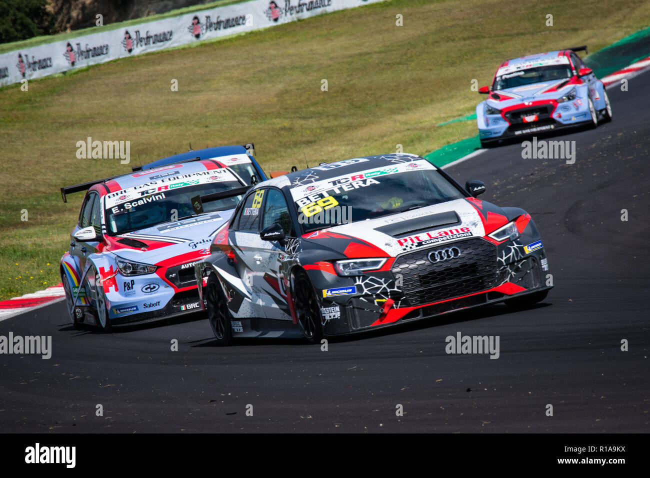 Vallelunga, Roma, 16 settembre 2018, Aci racing weekend. Vista frontale per tutta la lunghezza della Audi RS3 touring car in azione in giro durante la gara Foto Stock