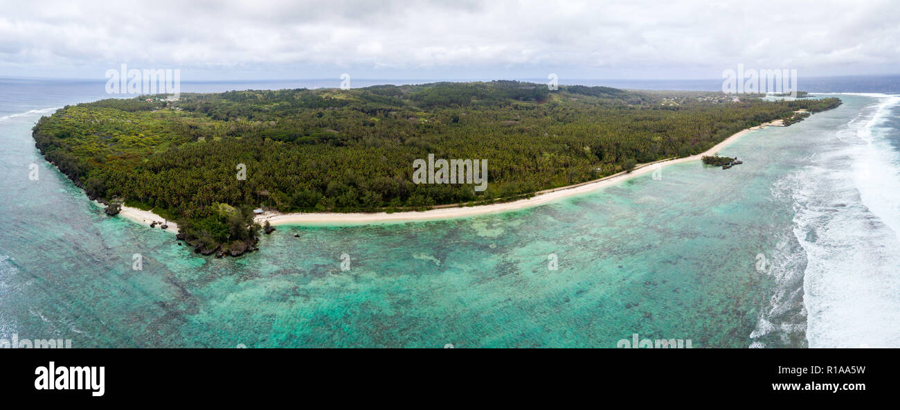 Vista aerea di isola Rimatara giallo con spiagge di sabbia di azure acque blu turchese. Isole Tubuai (Isole Australi), Polinesia francese, Oceania. Foto Stock