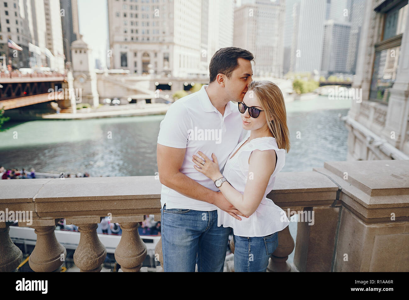 Amare giovane passeggiate in Chicago Foto Stock