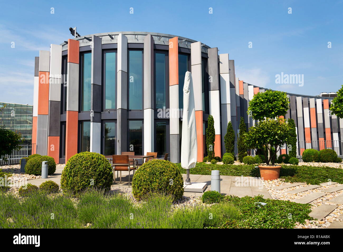 Terrazza roof garden con brise soleil sun automatici del moderno edificio facciata, protezione dal calore, il riscaldamento globale, uno stile di vita sostenibile concetto Foto Stock