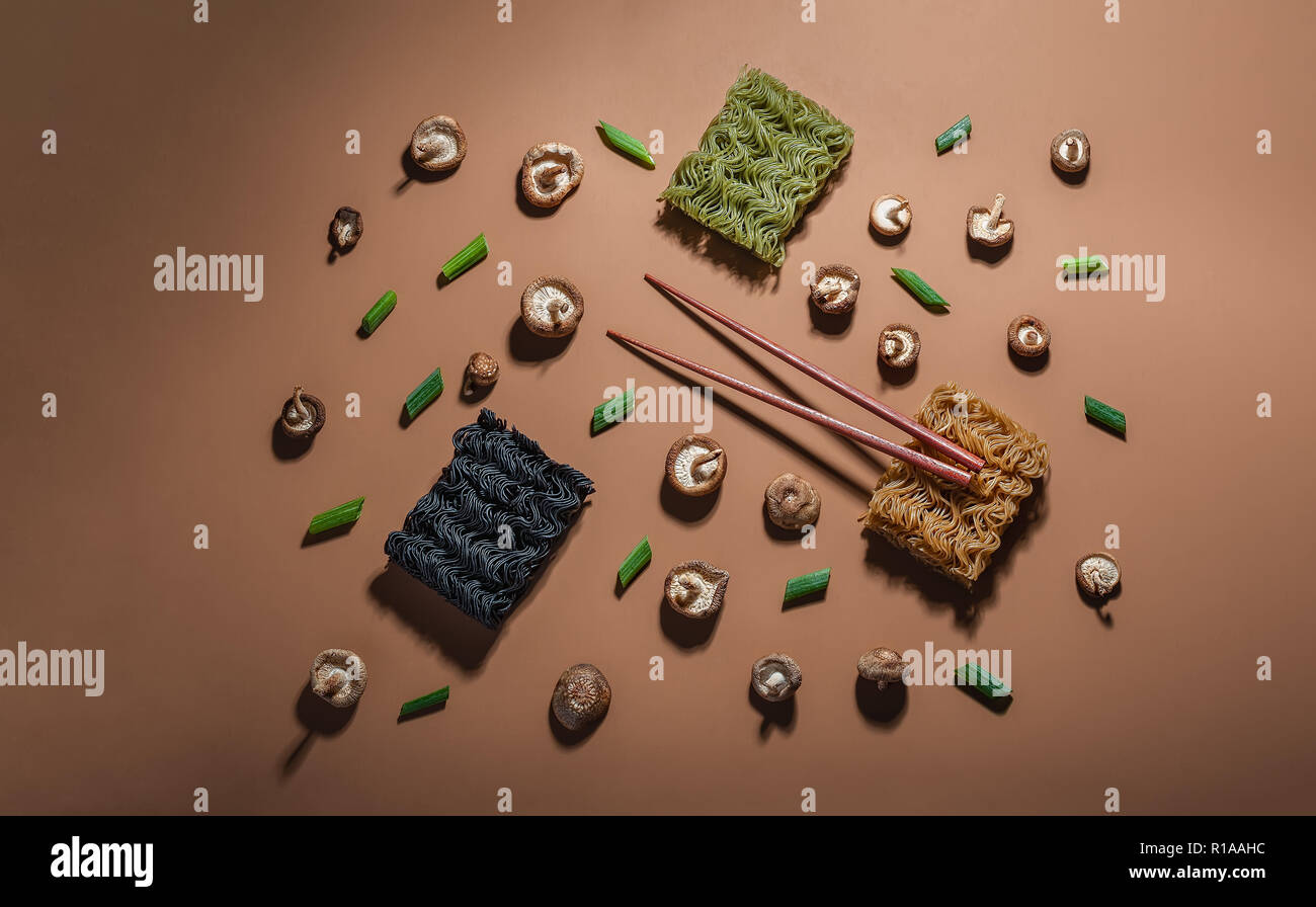 Decostruito ramen illustrata mediante gli ingredienti usati per crearlo. Fotografato con luce diretta. Foto Stock