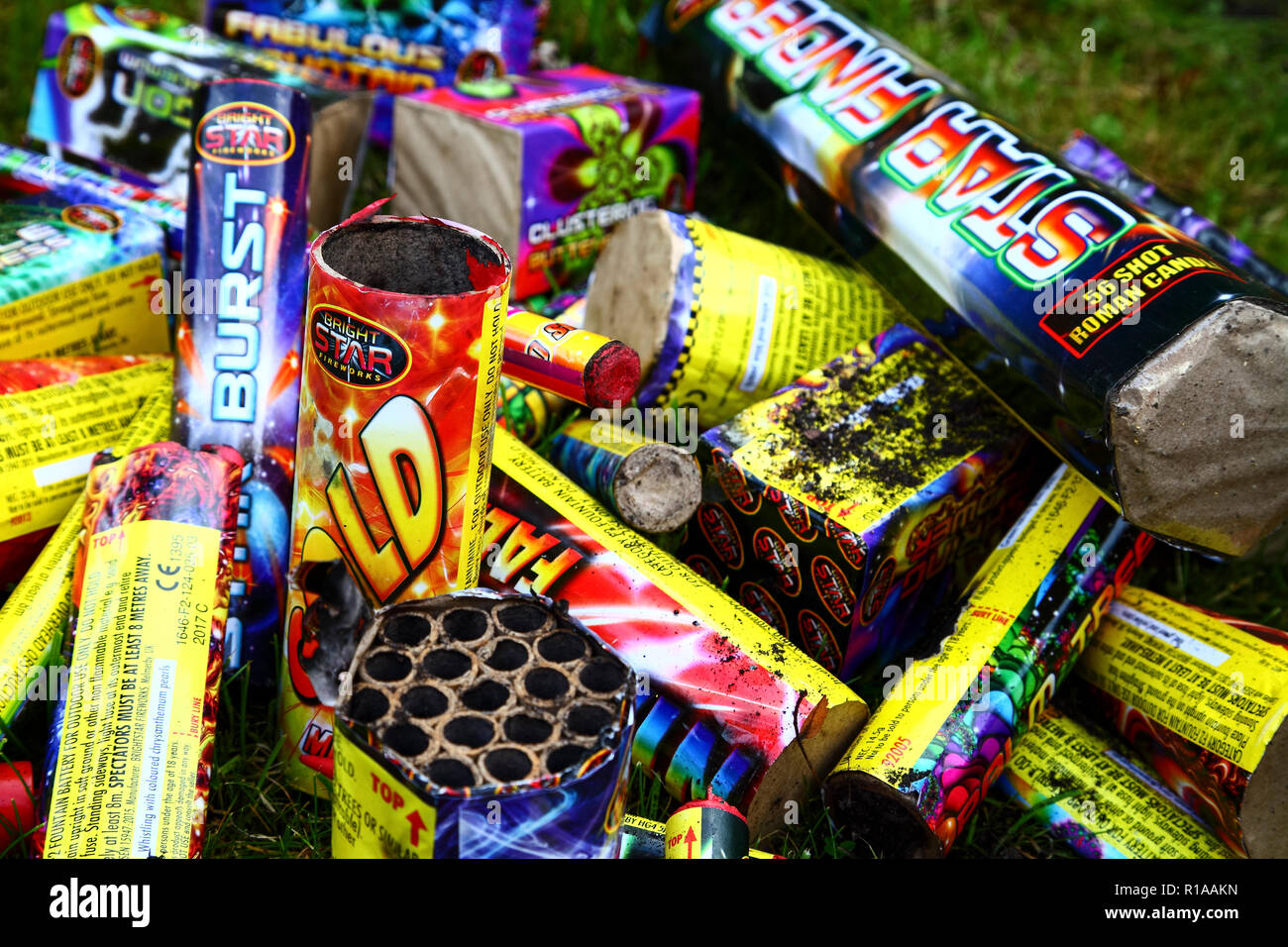 Cumulo di usato bruciato fuochi d' artificio gusci lasciati da una notte dei falò celebrazione Foto Stock