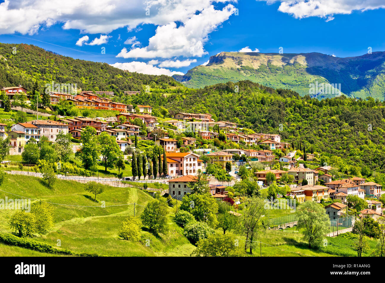 Il pittoresco villaggio di montagna di Vesio visualizza, Lombardyregion d'Italia Foto Stock