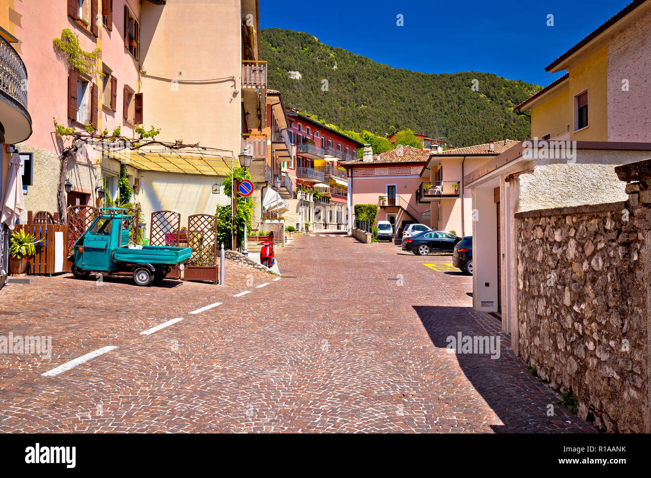 Il pittoresco villaggio di Vesio sopra il Lago di Garda, la regione Lombardia di Italia Foto Stock