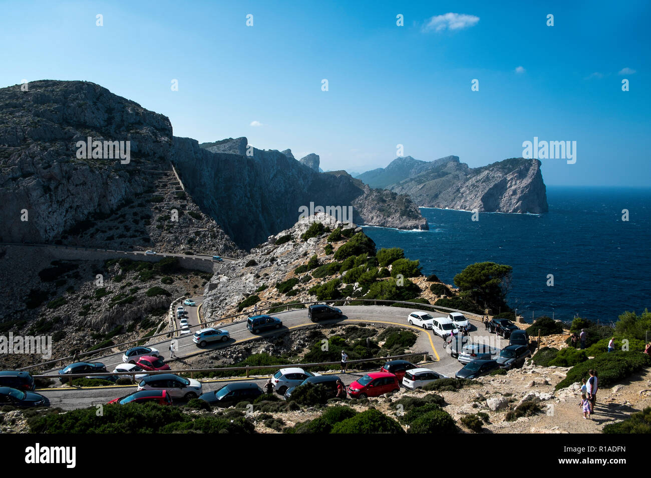 Una coda di auto in direzione di Cap de Formentor, Mallorca Foto Stock