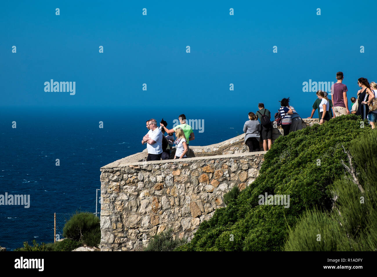 I turisti guardano la vista a Cap de Formentor, Mallorca Foto Stock