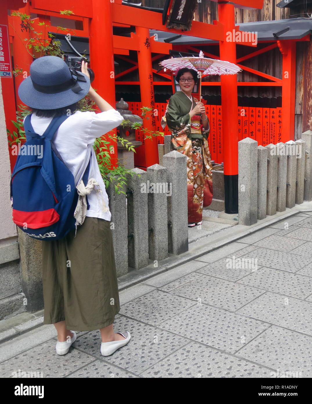 Donna che posano per una foto in affittato kimono, Gion, Kyoto, Giappone. No signor o PR Foto Stock
