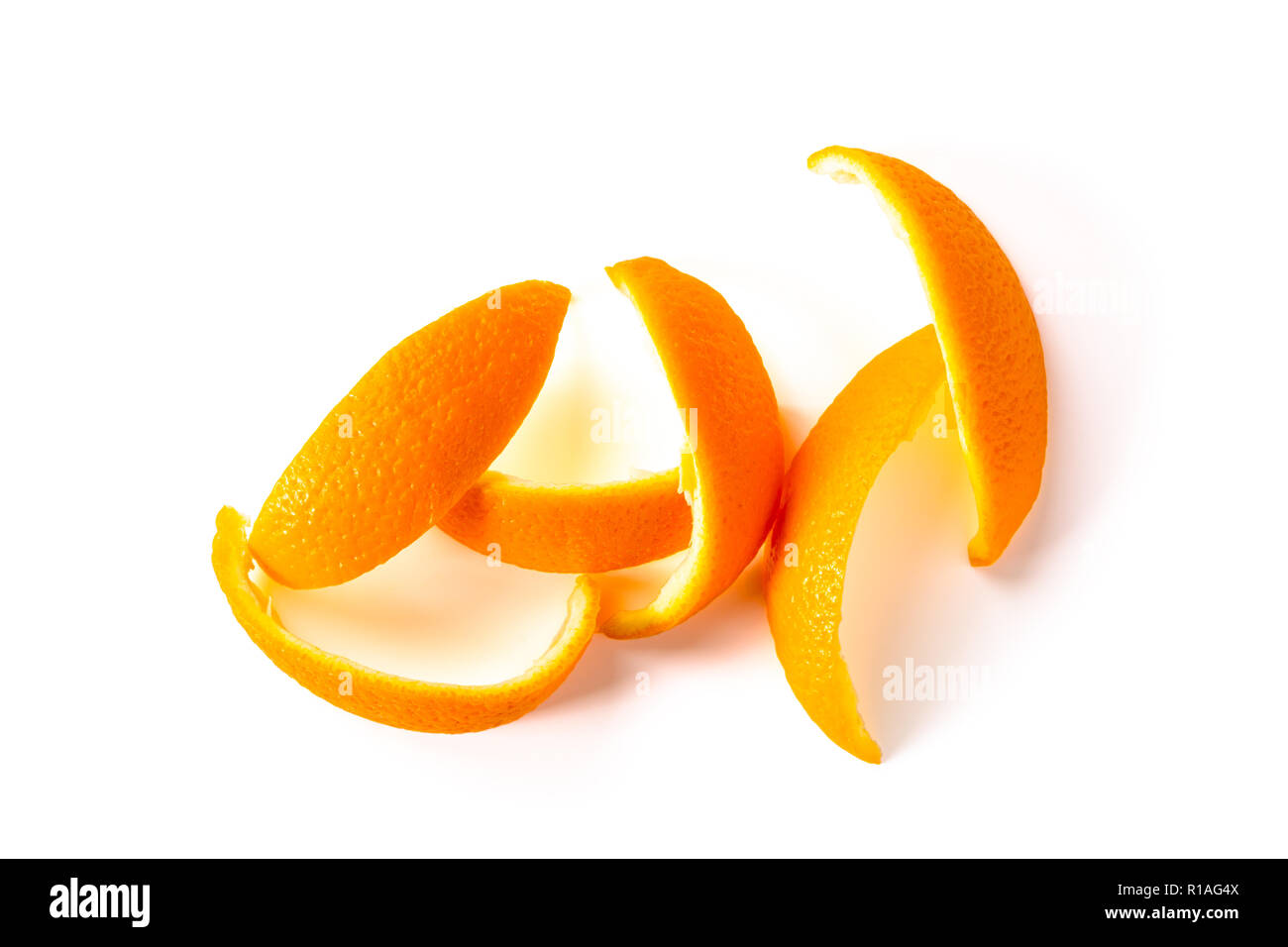 Pezzi di buccia di arancia isolati su sfondo bianco, vista da sopra Foto Stock