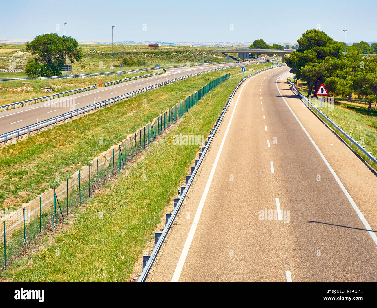 Una autostrada europea senza la situazione del traffico in una giornata di sole. Foto Stock