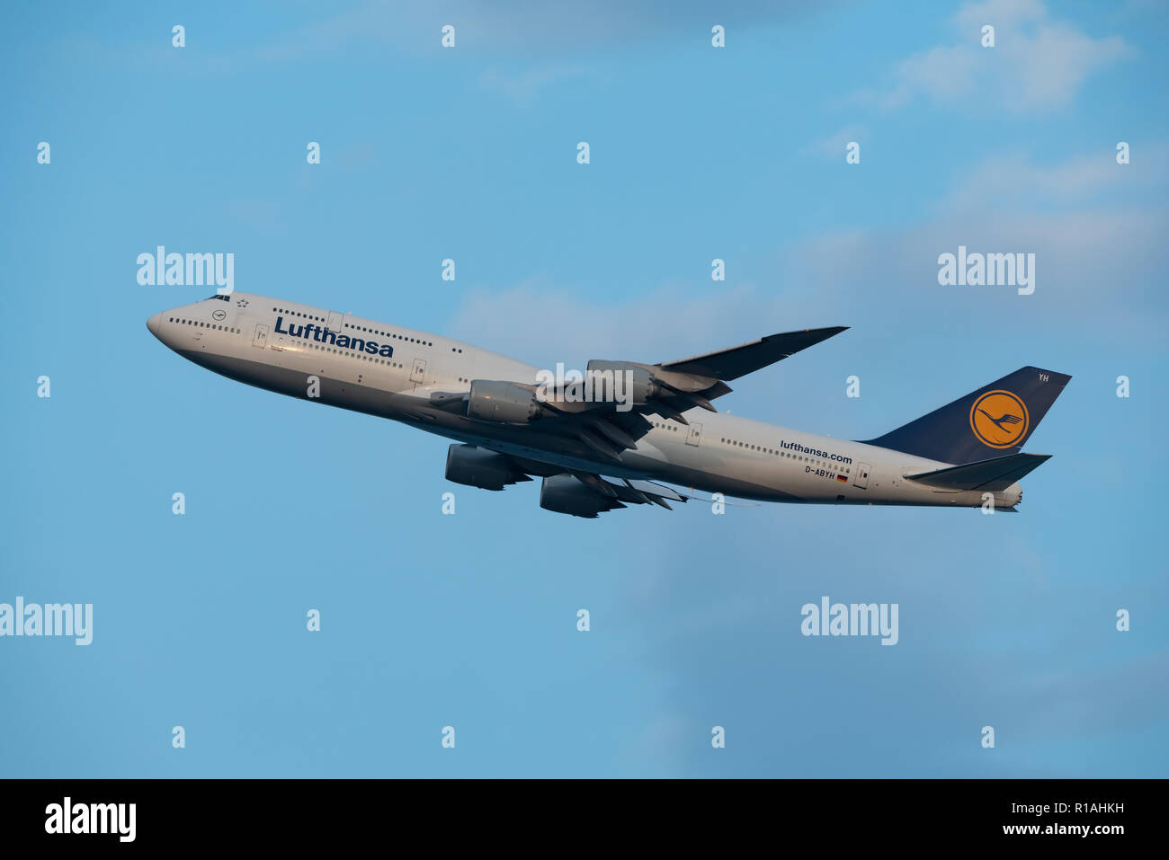 TOKYO, Giappone - Nov 10, 2018: Boeing 747-8 jumbo jet decollo dall'Haneda Aeroporto Internazionale di Tokyo, Giappone. Foto Stock