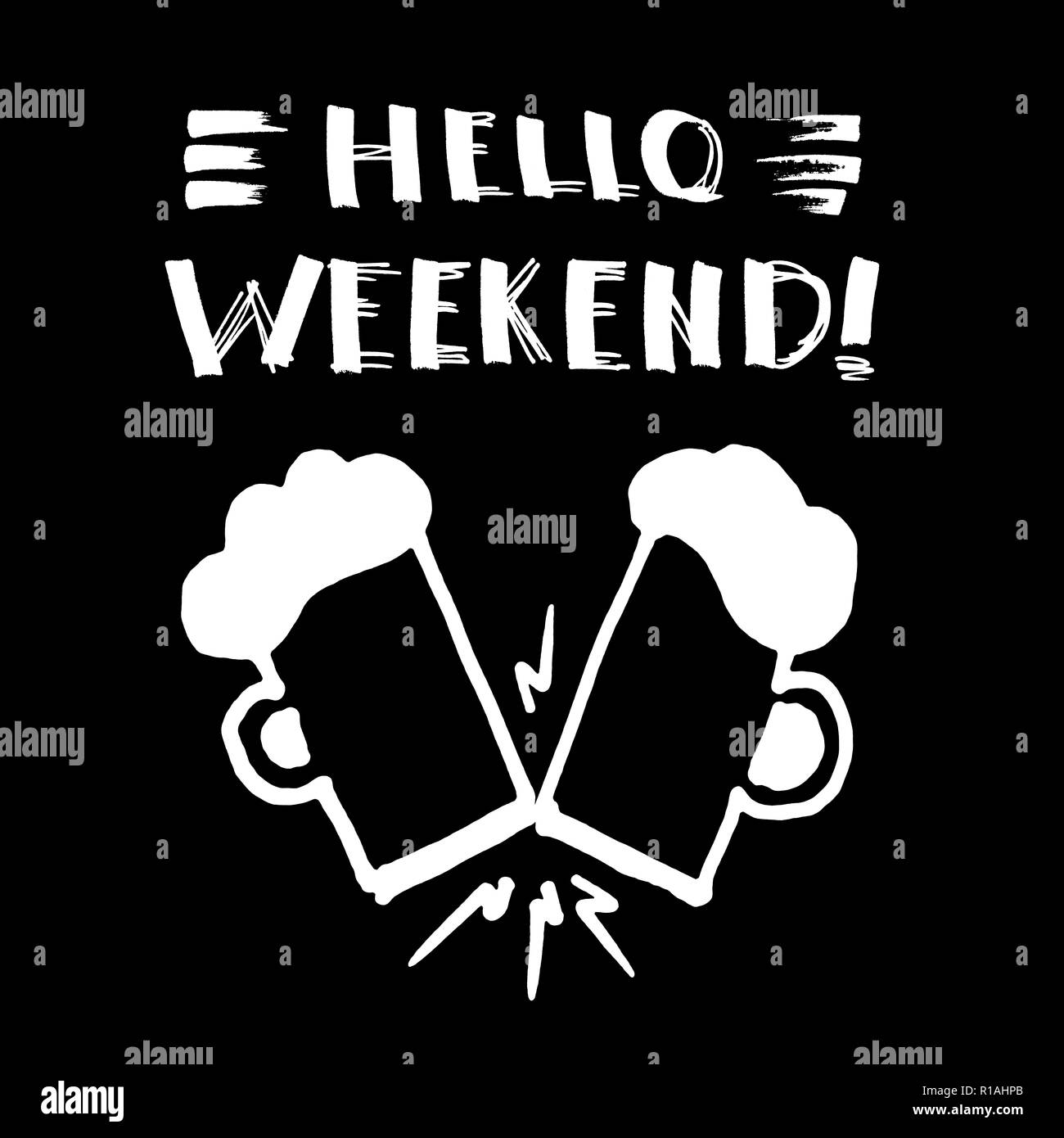 Ciao weekend! Lettering, design divertente per t-shirt o poster con due tintinnio boccali da birra. Sfondo nero Foto Stock