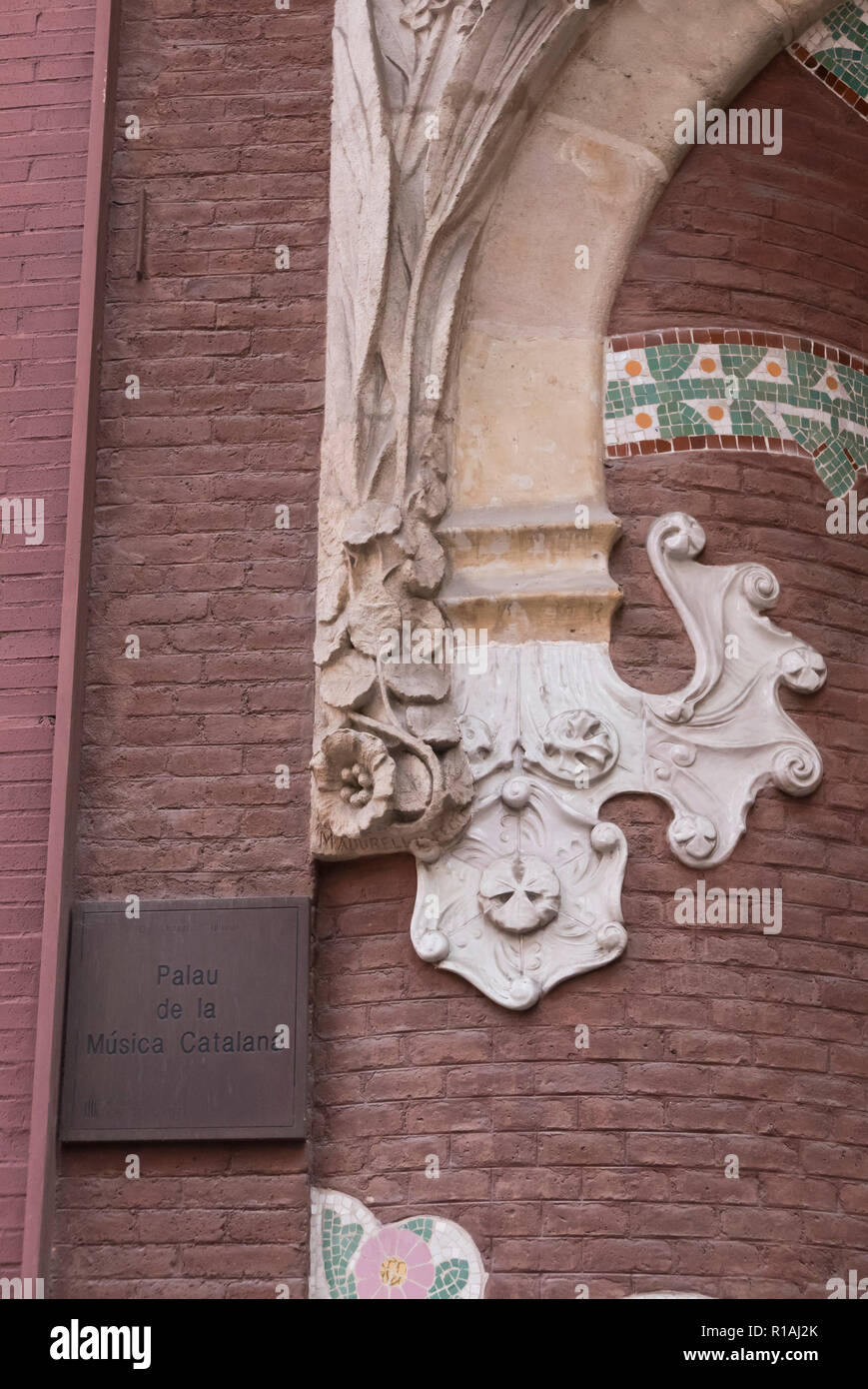 Classiche decorazioni in pietra sulla parete esterna del Palau de la Musica, Barcellona, Spagna Foto Stock