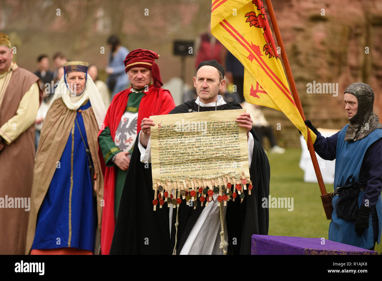 Rievocazione della firma del 1320 Dichiarazione di Arbroath, Arbroath Abbey, Angus, Scozia. Foto Stock