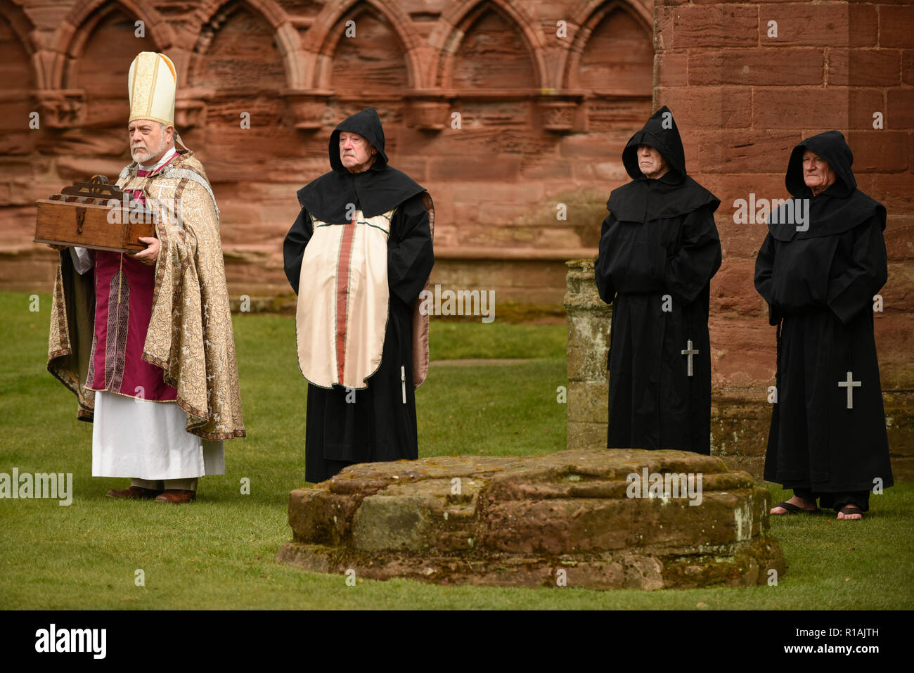 Rievocazione della firma del 1320 Dichiarazione di Arbroath, Arbroath Abbey, Angus, Scozia. Foto Stock