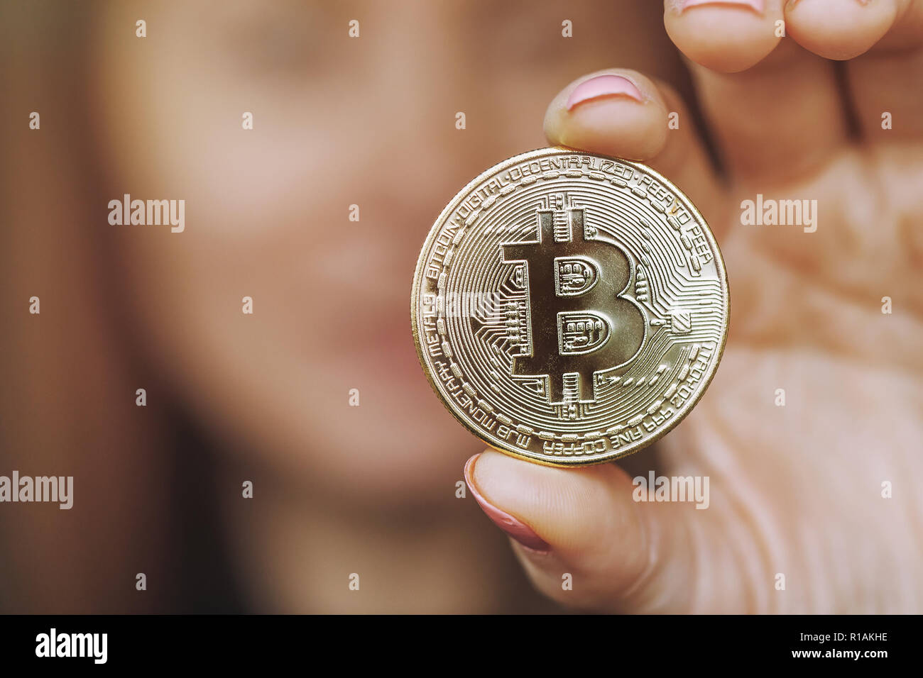Bitcoin in mano con copia spazio. Concetto di denaro virtuale Foto Stock