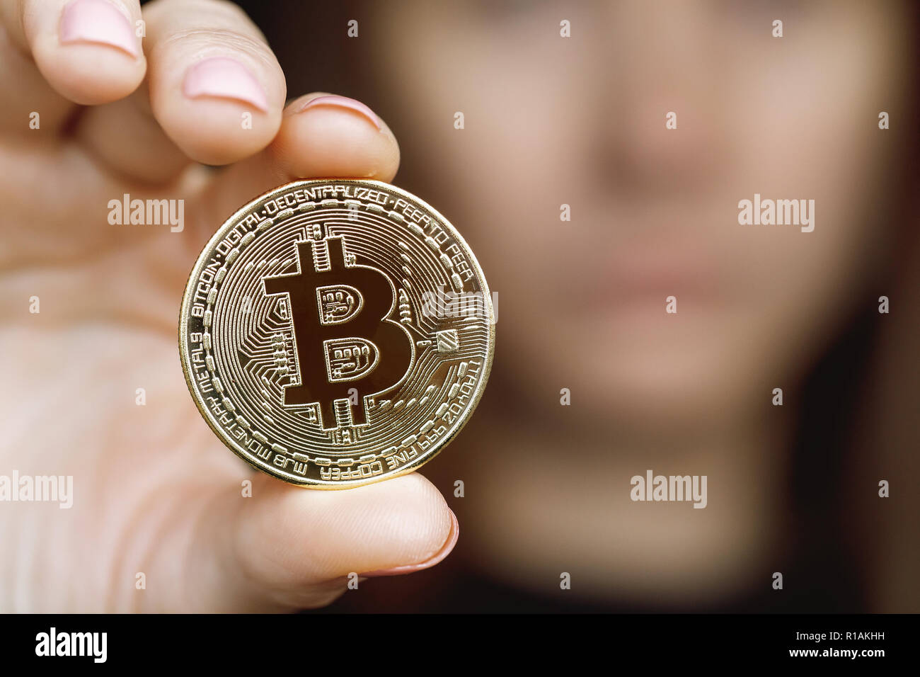 Bitcoin in mano con copia spazio. Concetto di denaro virtuale, close-up Foto Stock