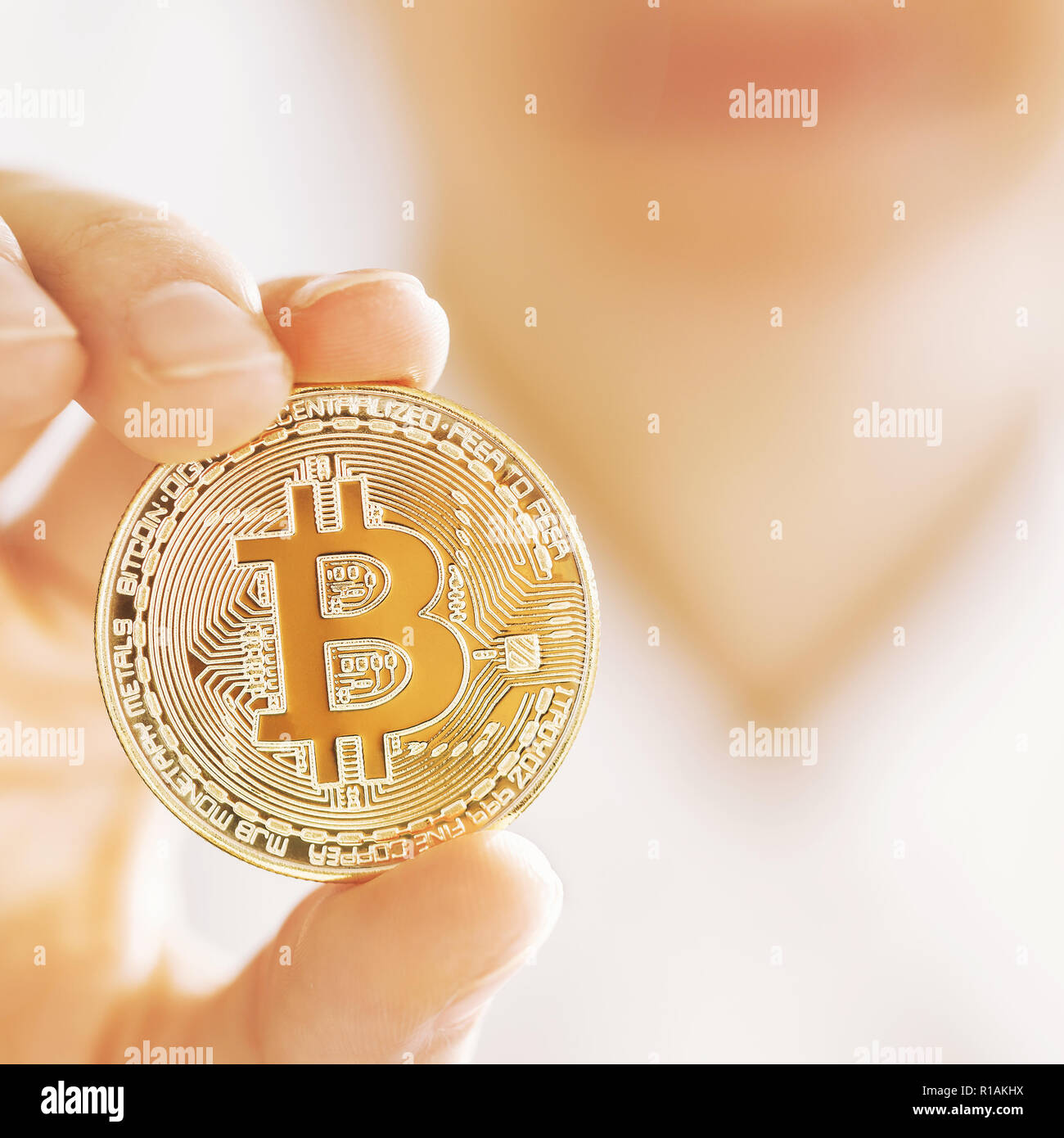 Bitcoin in mano con copia spazio. Concetto di denaro virtuale Foto Stock