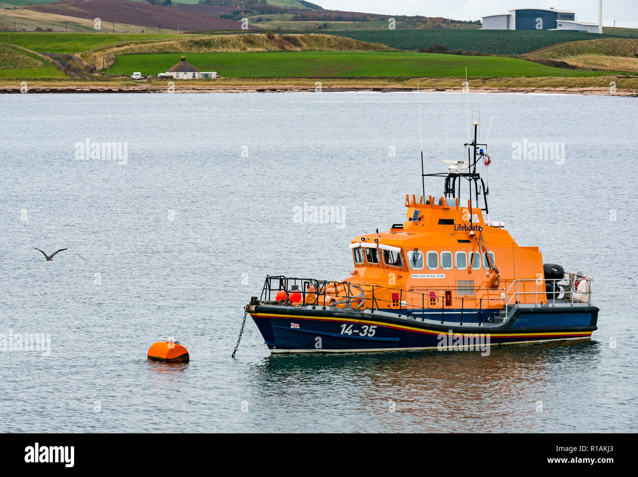 Scialuppa di salvataggio RNLI Sir John Neville ormeggiata in baia alla centrale nucleare di Torness, East Lothian, Scozia, Regno Unito Foto Stock