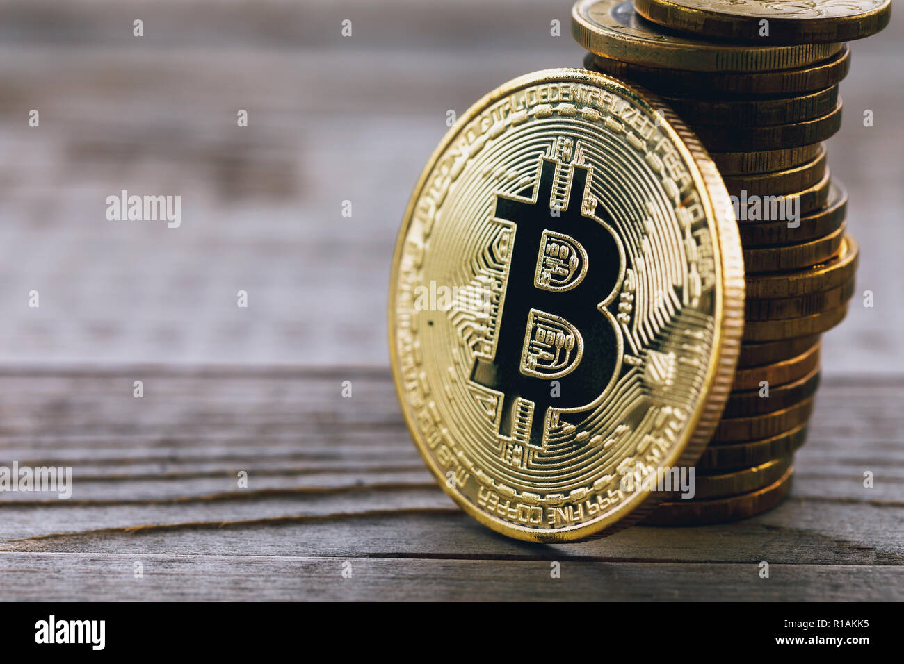 Bitcoin su un tavolo di legno con lo spazio di copia Foto Stock
