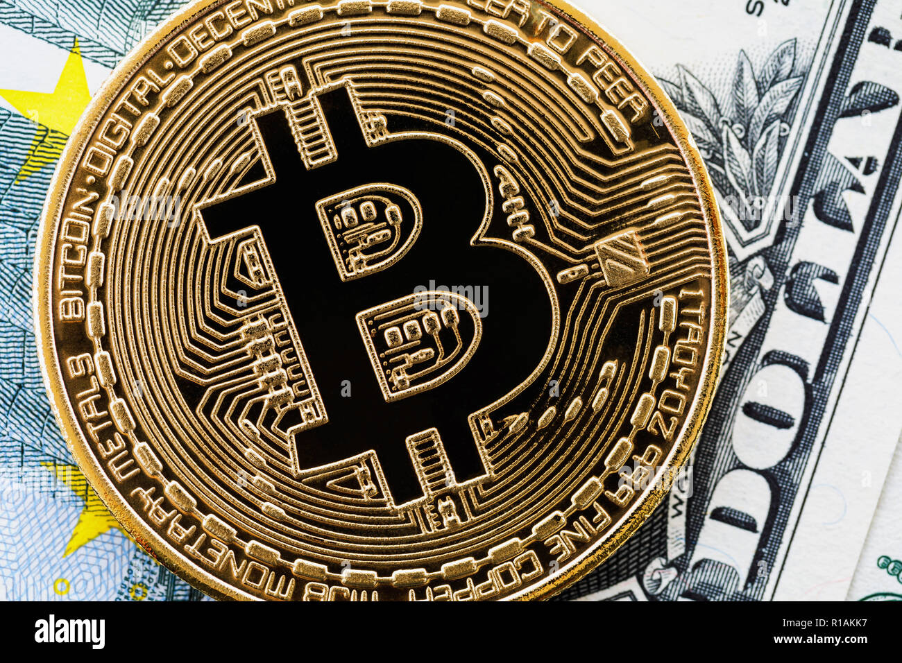 Bitcoin sullo sfondo del dollaro americano close-up, vista dall'alto Foto Stock