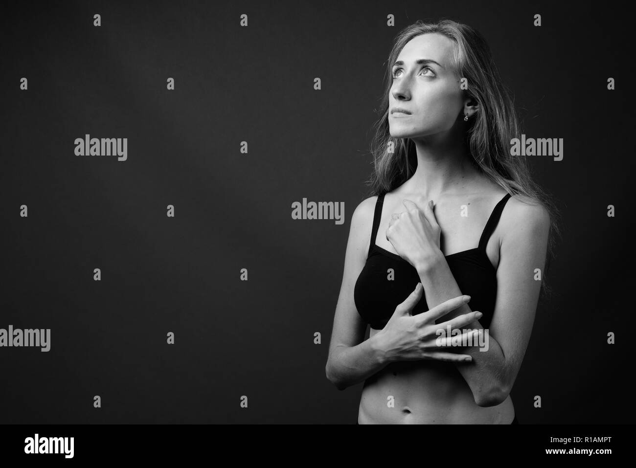 Giovane bella donna pronta per la palestra in bianco e nero Foto Stock