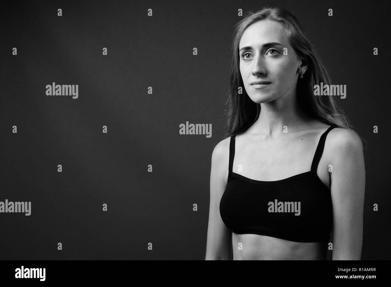 Giovane bella donna pronta per la palestra in bianco e nero Foto Stock