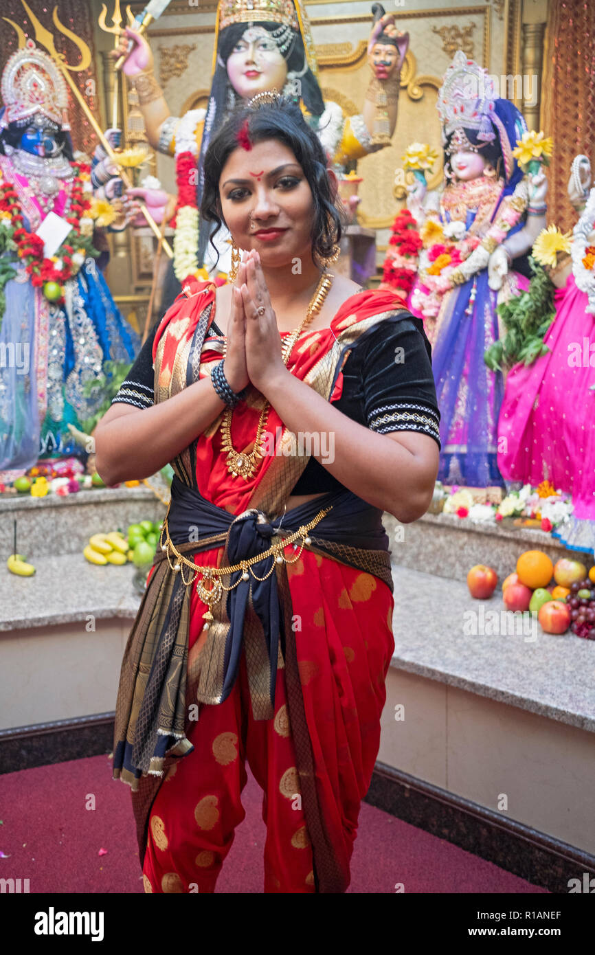 PANDITA. Ritratto di una bellissima sacerdotessa indù in un tempio in Ozone Park, Queens, a New York City. Foto Stock