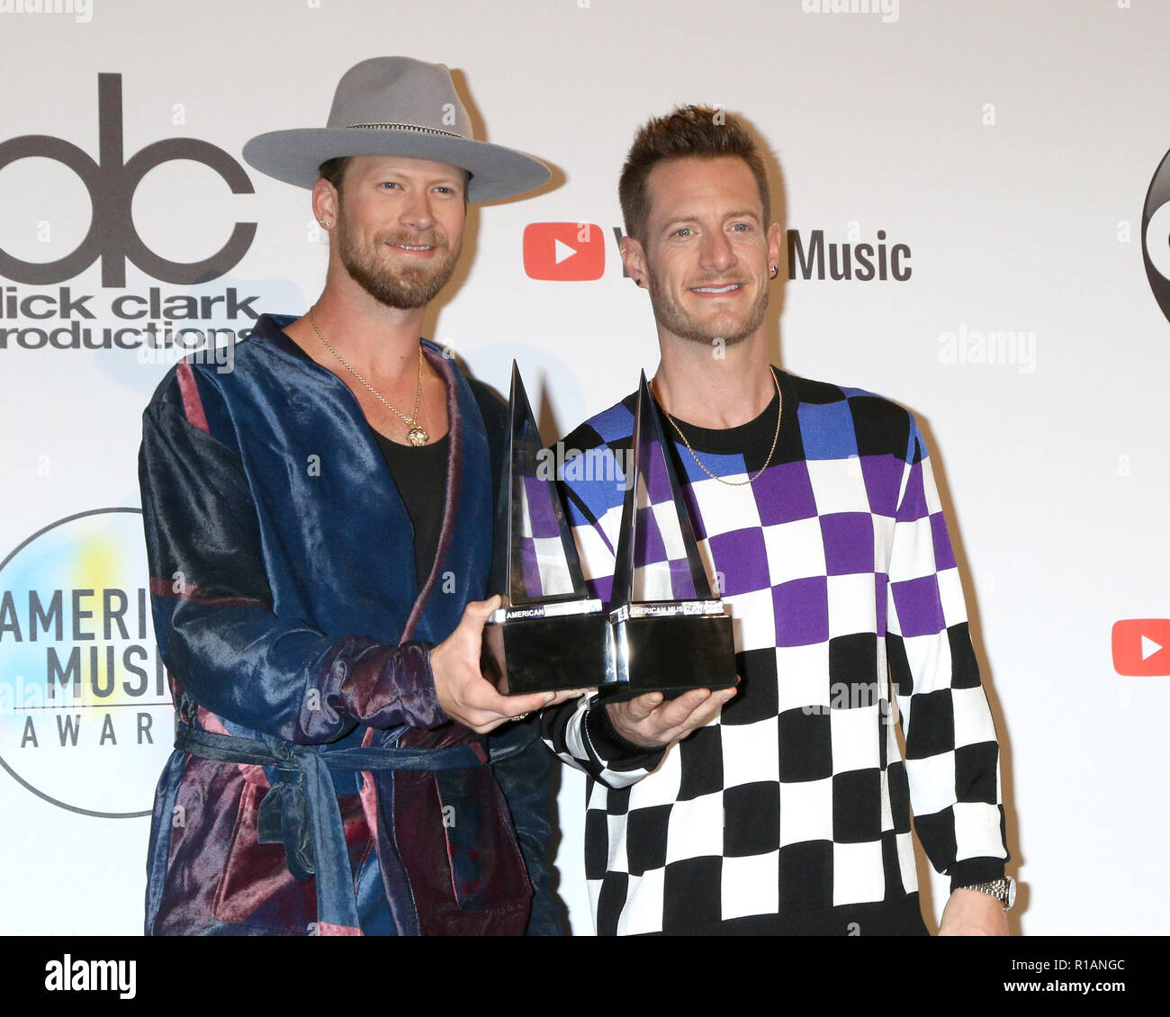 2018 American Music Awards Press Room presso il Teatro di Microsoft il 9 ottobre 2018 a Los Angeles, CA dotata di: Brian Kelley, Tyler Hubbard dove: Los Angeles, California, Stati Uniti quando: 10 Ott 2018 Credit: Nicky Nelson/WENN.com Foto Stock