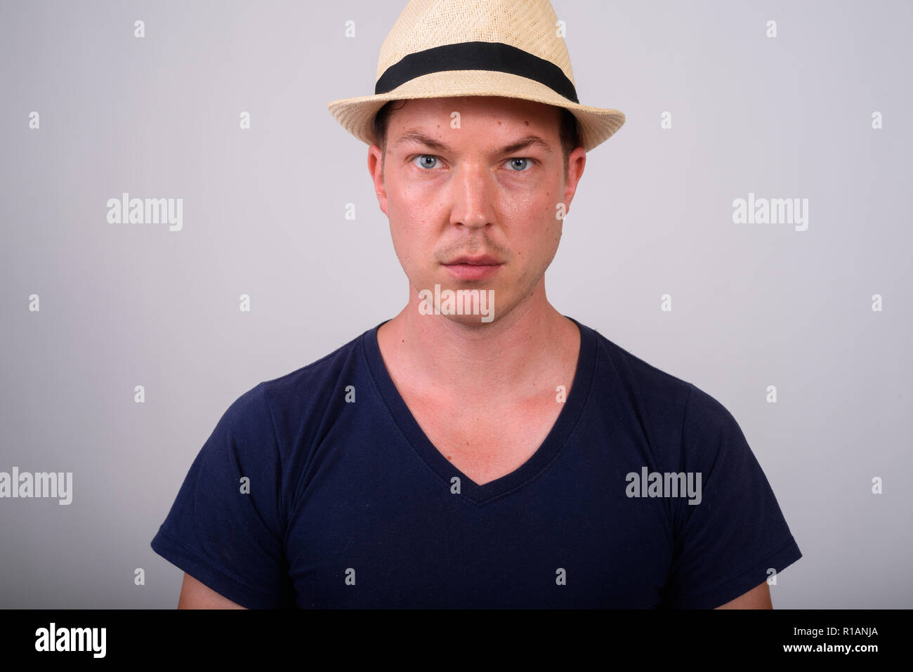 Chiusura del giovane turista bello uomo che indossa hat contro Foto Stock