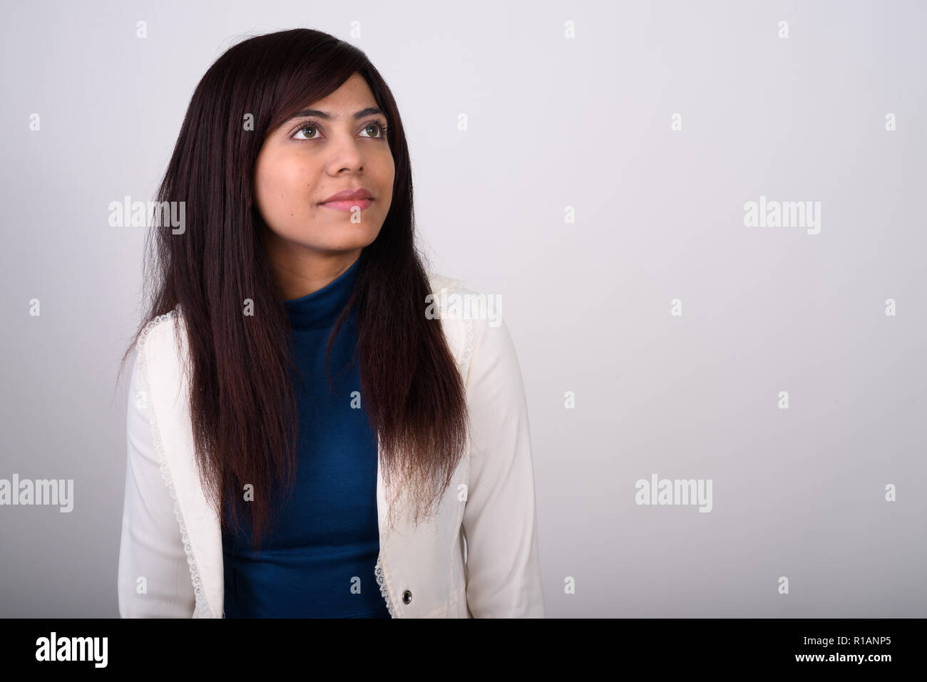 Chiusura del giovane imprenditrice persiano pensare guardando u Foto Stock