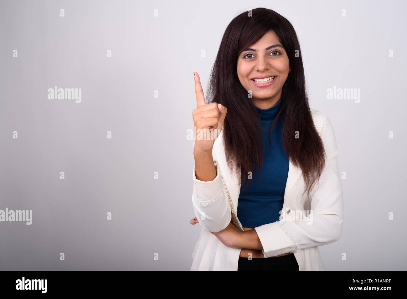 Studio shot di giovani felici imprenditrice persiano sorridere mentre p Foto Stock
