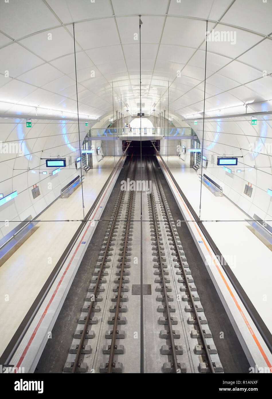 Una moderna metropolitana stazione di Euskotren, conosciuto anche come topo. San Sebastian, Gipuzkoa, Paesi Baschi, Spagna. Foto Stock