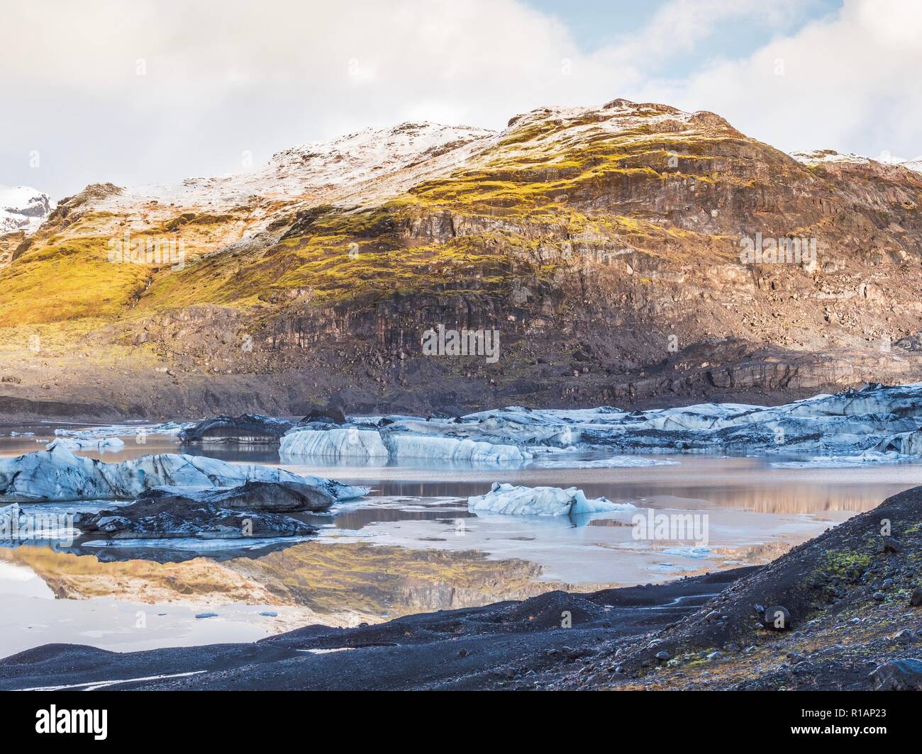 Pezzi di ghiaccio dalla fine di un ghiacciaio flottante in una laguna glaciale nel sud dell'Islanda Foto Stock