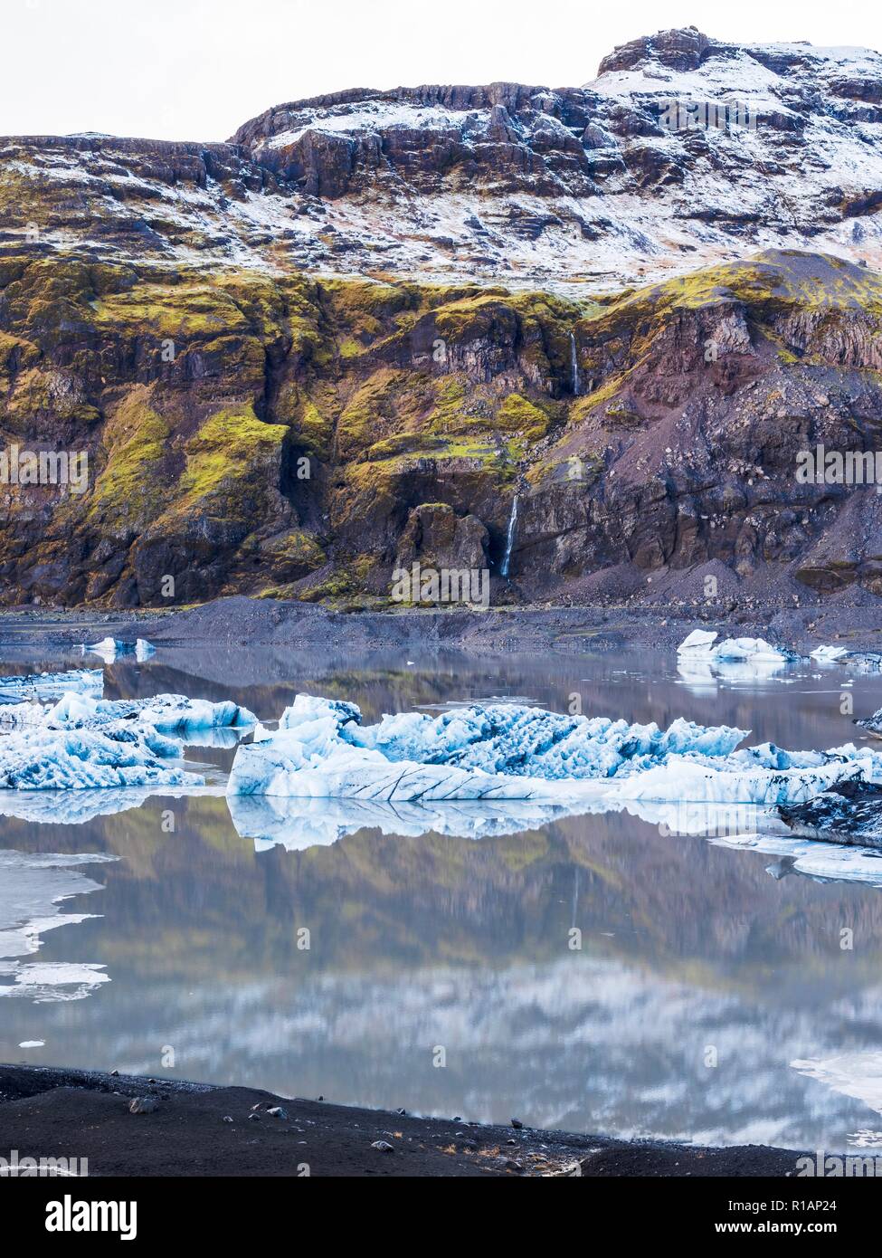 Pezzi di ghiaccio dalla fine di un ghiacciaio flottante in una laguna glaciale nel sud dell'Islanda Foto Stock