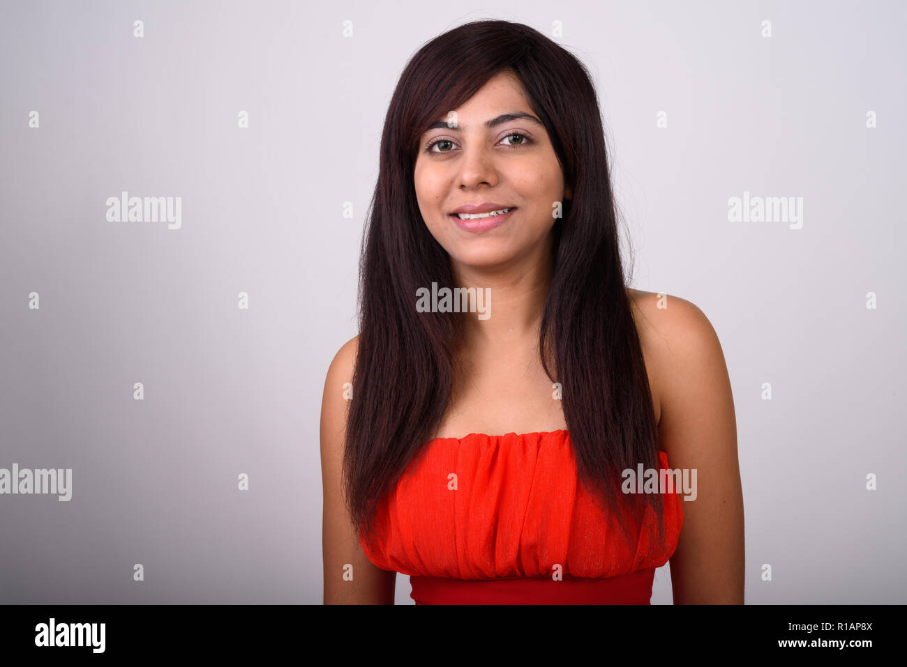 Close up di giovani felici persiano di donna sorridente mentre indossa red Foto Stock