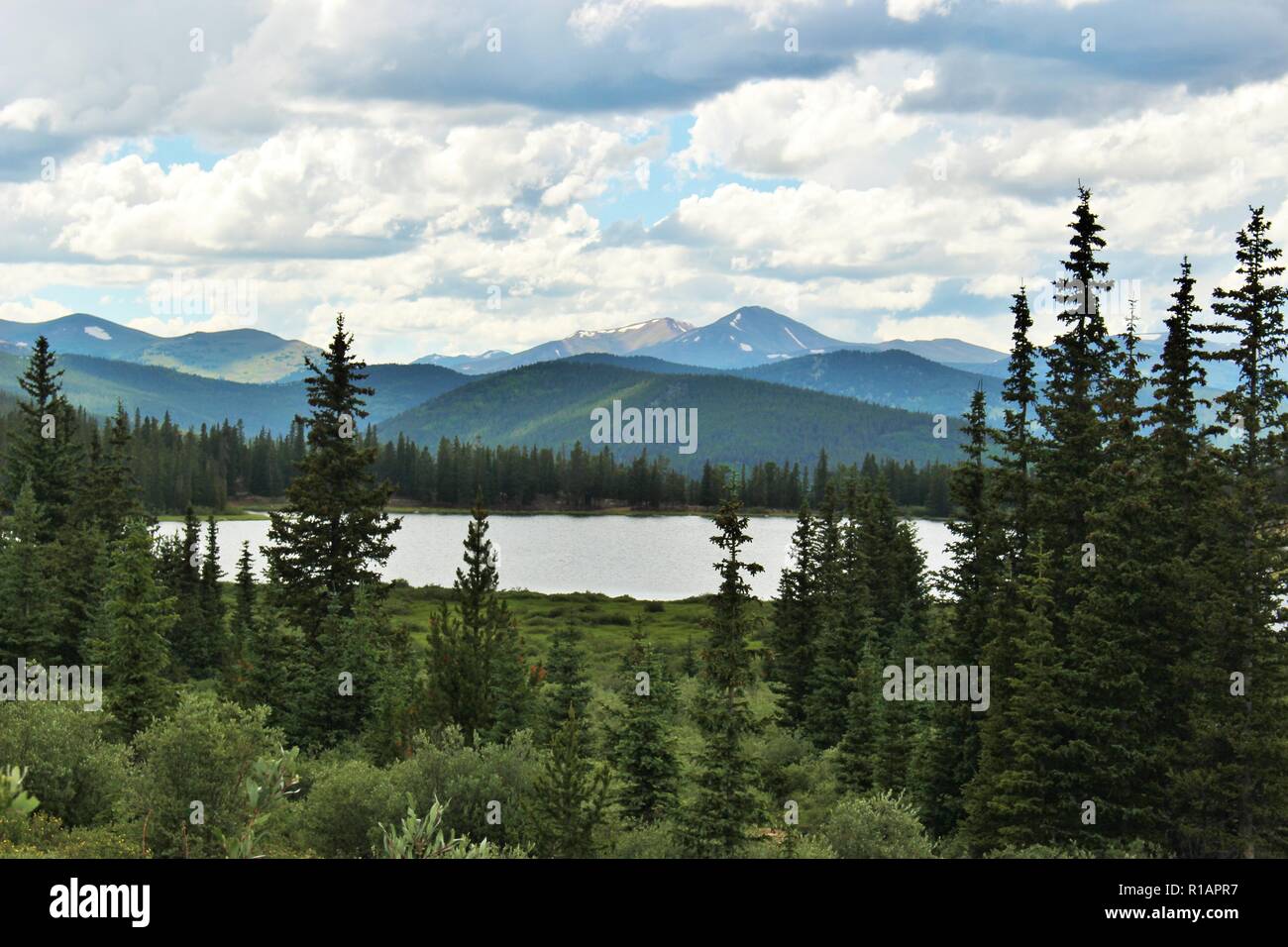 Lago di Echo sul Monte Evans in Colorado Montagne Rocciose con alberi di pino in primo piano e le montagne sullo sfondo Foto Stock
