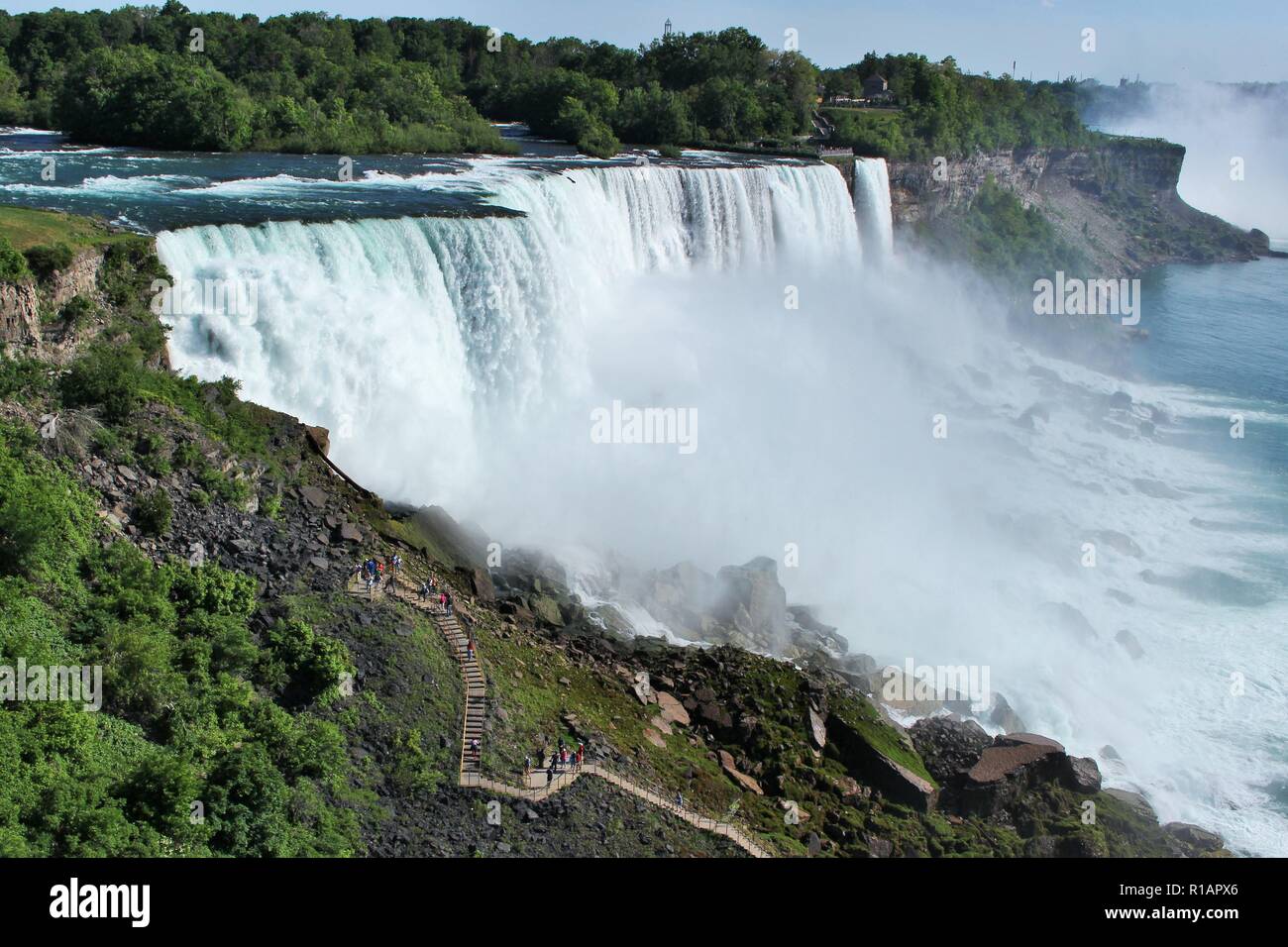 Cascate del Niagara, American cade su una soleggiata giornata estiva preso dalla torre di osservazione Foto Stock