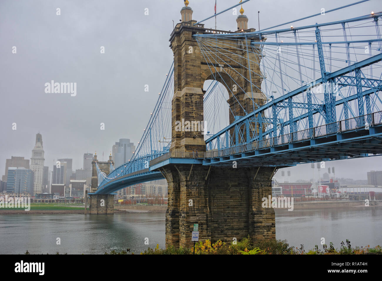 John A. Roebling Suspension Bridge tra Covington, Kentucky e di Cincinnati, Ohio Foto Stock