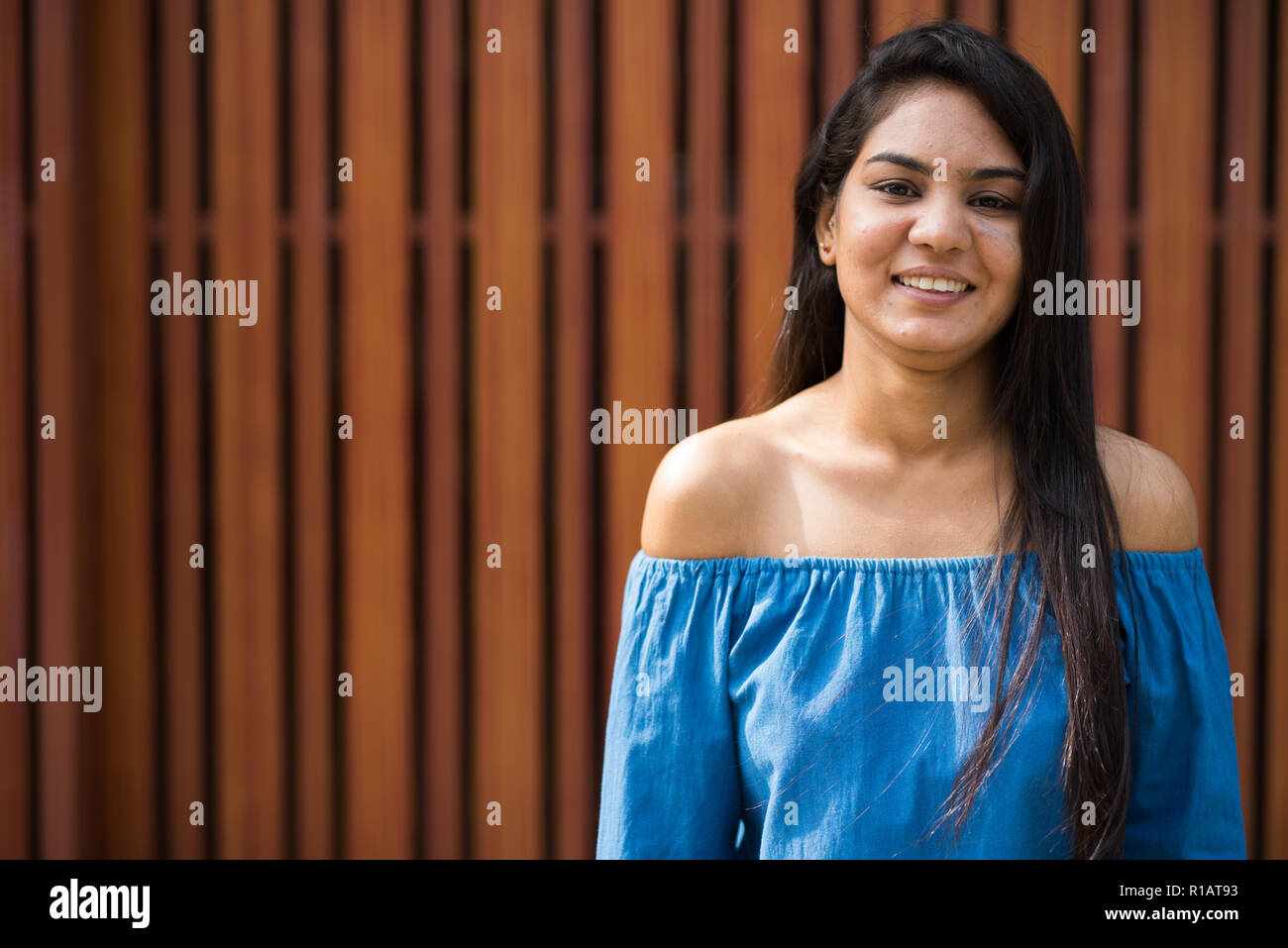 Ritratto di giovane felice donna indiana sorride all'aperto Foto Stock