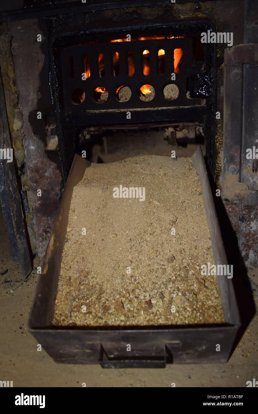 Bricchette di carbone marrone immagini e fotografie stock ad alta  risoluzione - Alamy