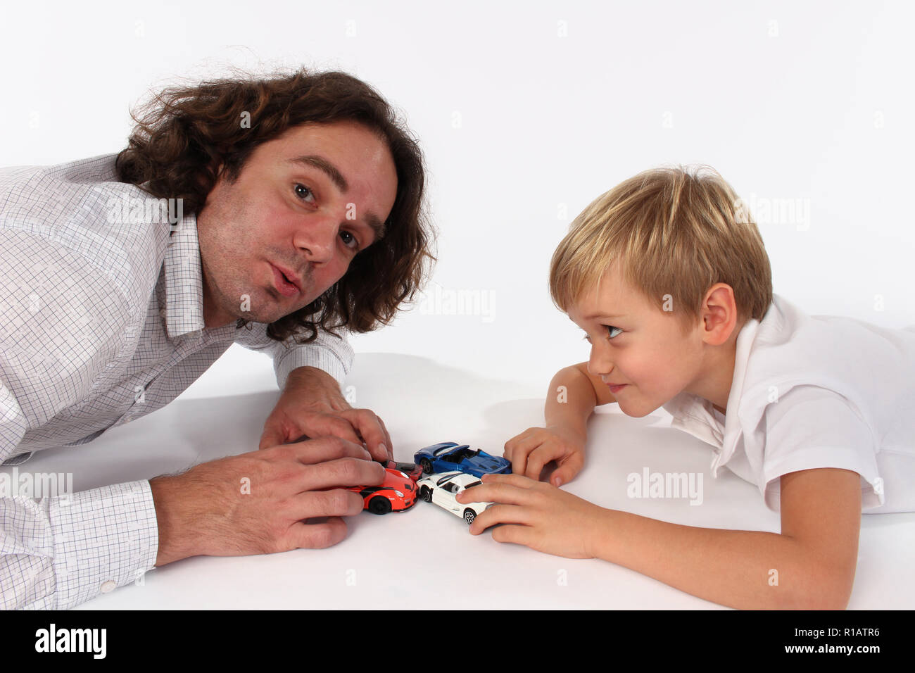 Papà sta giocando con il suo figlio Foto Stock