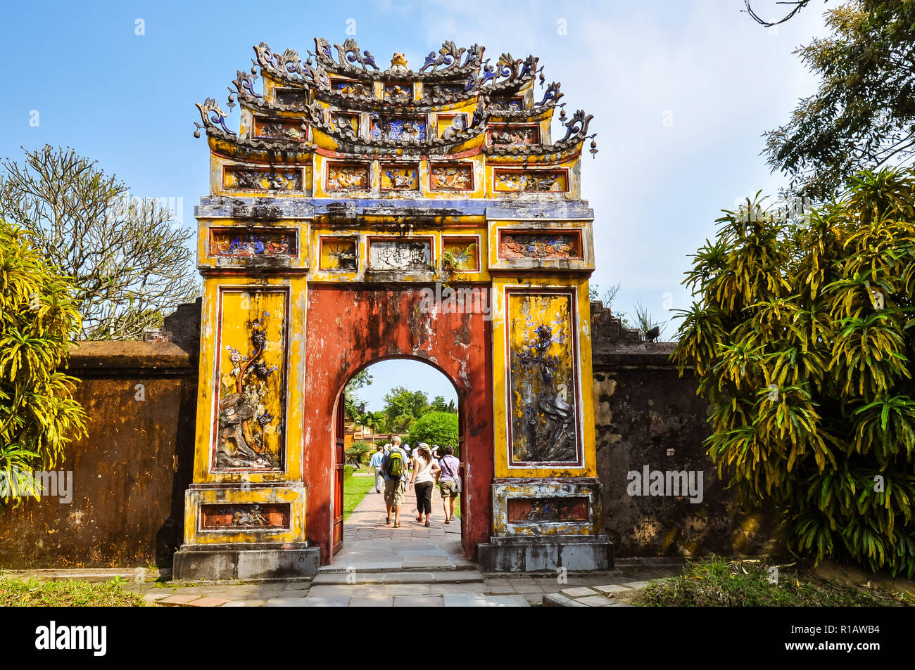 Un Gateway nei giardini del Palazzo Imperiale - Hue, Vietnam Foto Stock