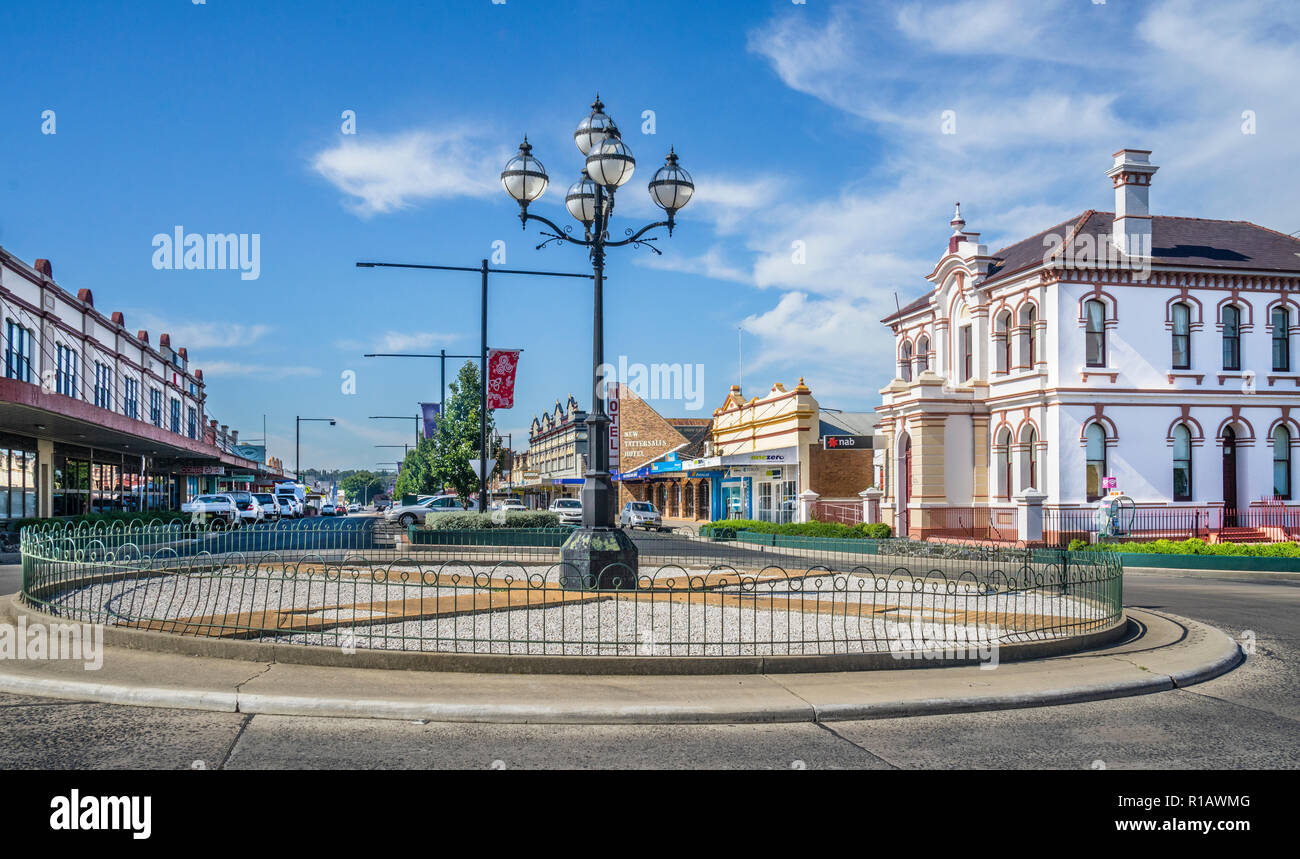 Grigio e Bourke Street rotatoria nel centro della città del nord dei pianori città di Glen Innes, New England, regione del New South Wales, Australia Foto Stock