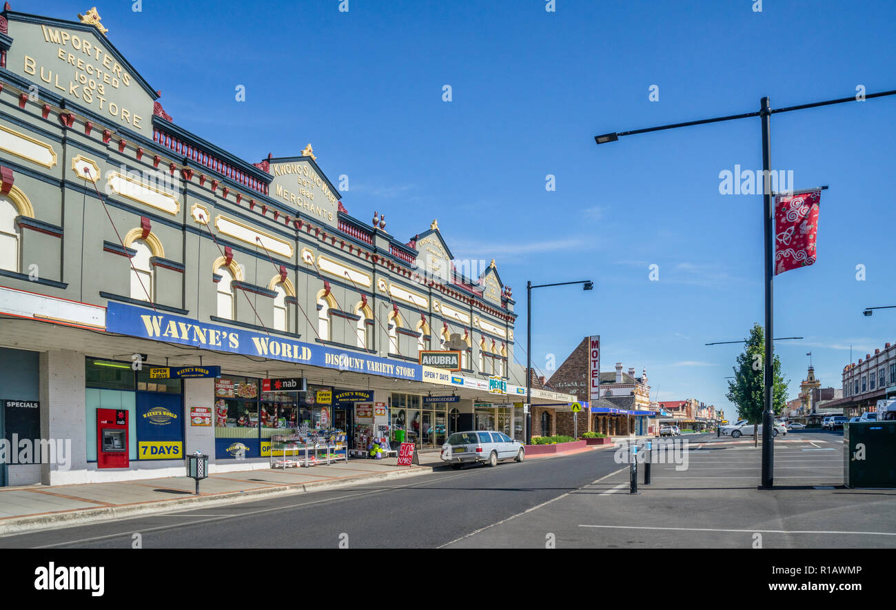 Le facciate del patrimonio a Gray Street nel centro del nord dei pianori città di Glen Innes, New England, regione del New South Wales, Australia Foto Stock