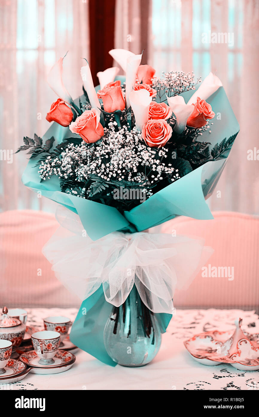 Fresco e rigoglioso bouquet di rose e calla gigli Foto Stock