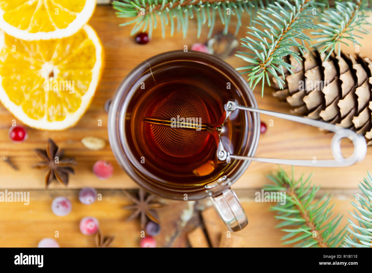 Natale bevanda calda con cannella e spezie su uno sfondo di legno. Inverno bevanda calda Foto Stock