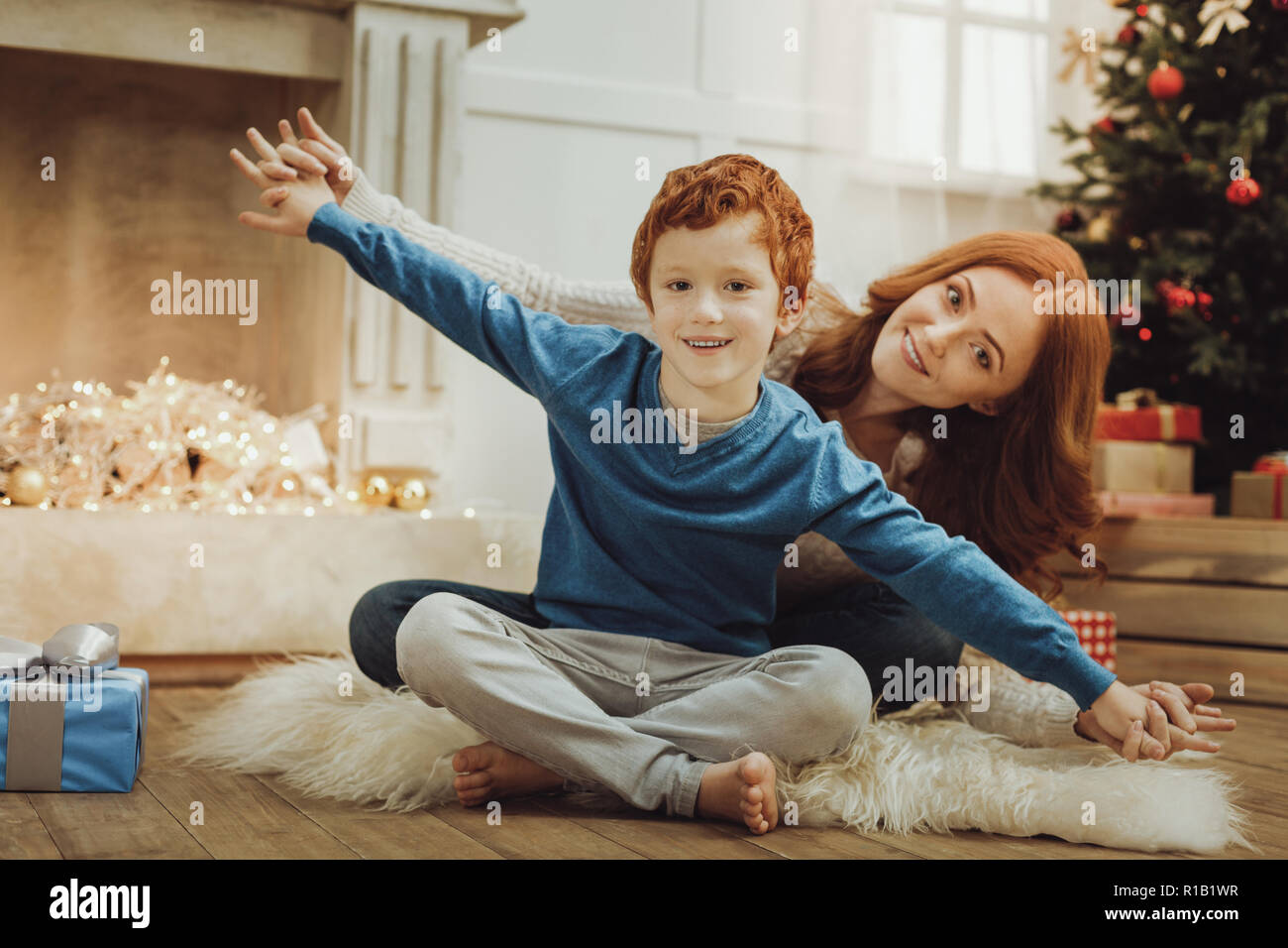 Positivo madre felice di trascorrere del tempo con il figlio Foto Stock