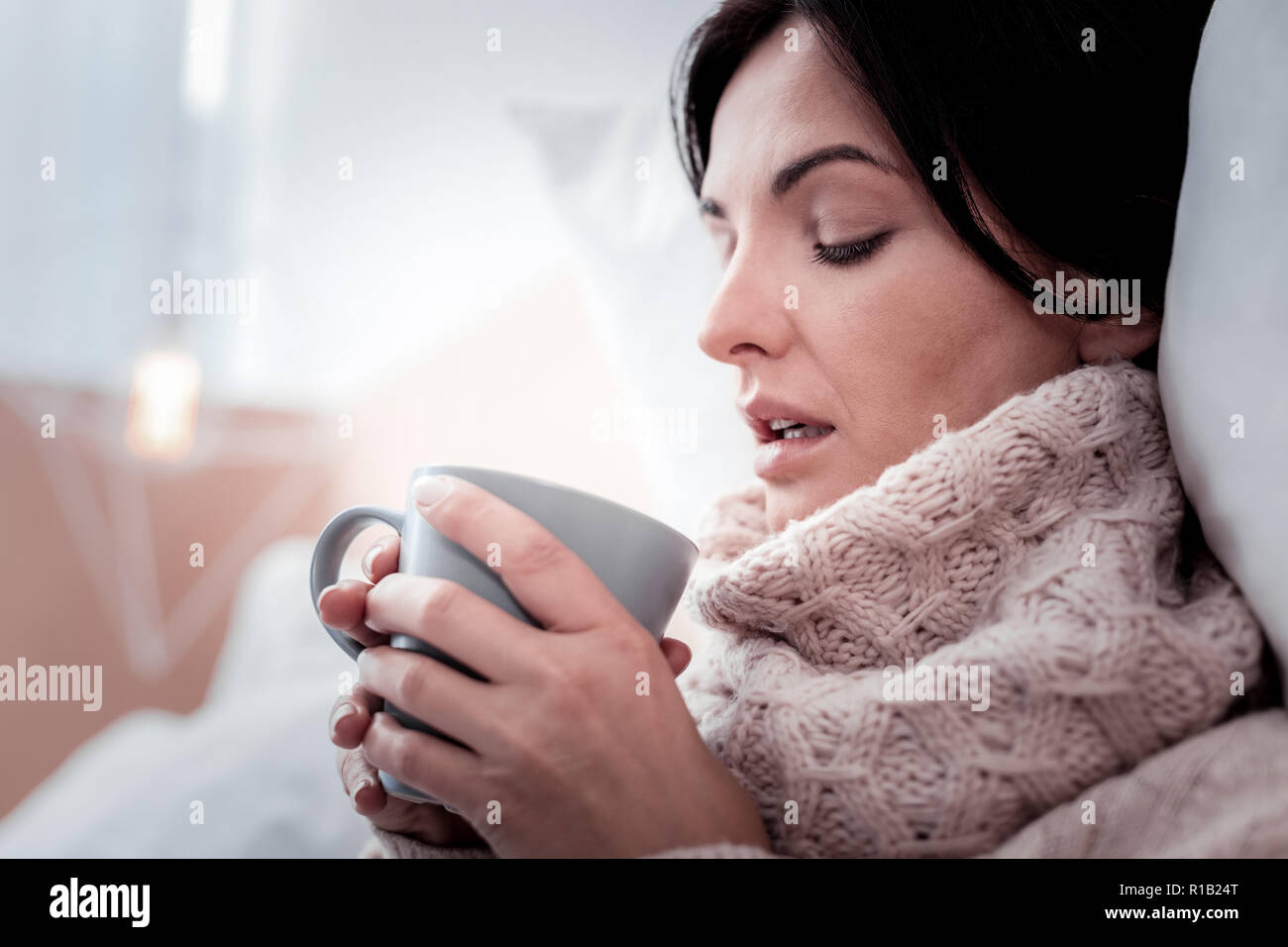 Close up della giovane donna con una tazza di caffè Foto Stock