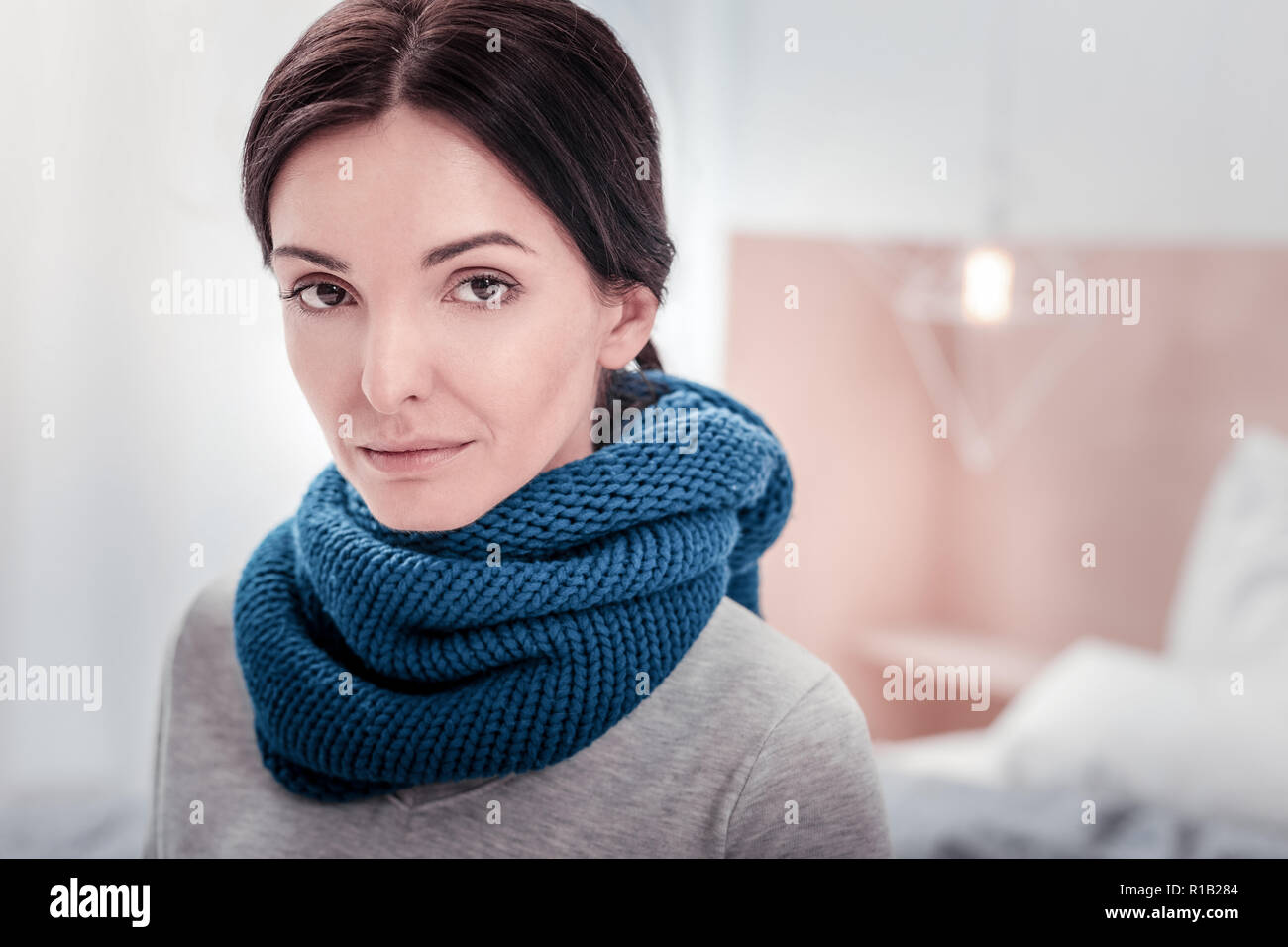 Close up della giovane donna con sguardo tranquillo Foto Stock
