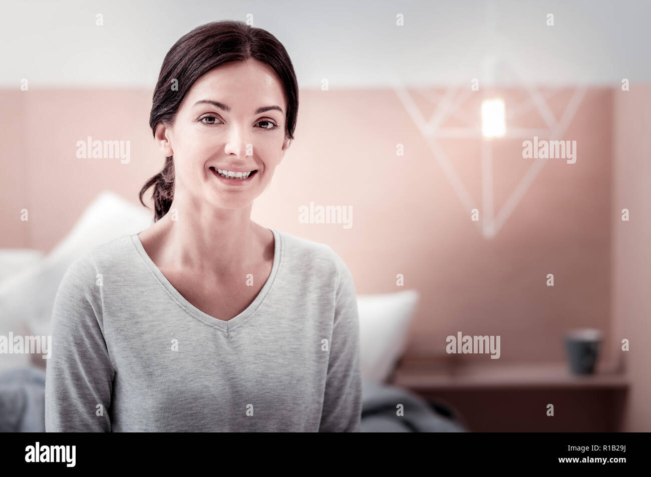 Ritratto di felice donna sorridente a voi Foto Stock